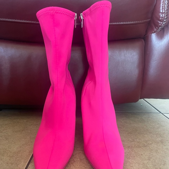 Steve Madden Vakay Neon Fuchsia Stretch Booties SZ 11M - Picture 1 of 9